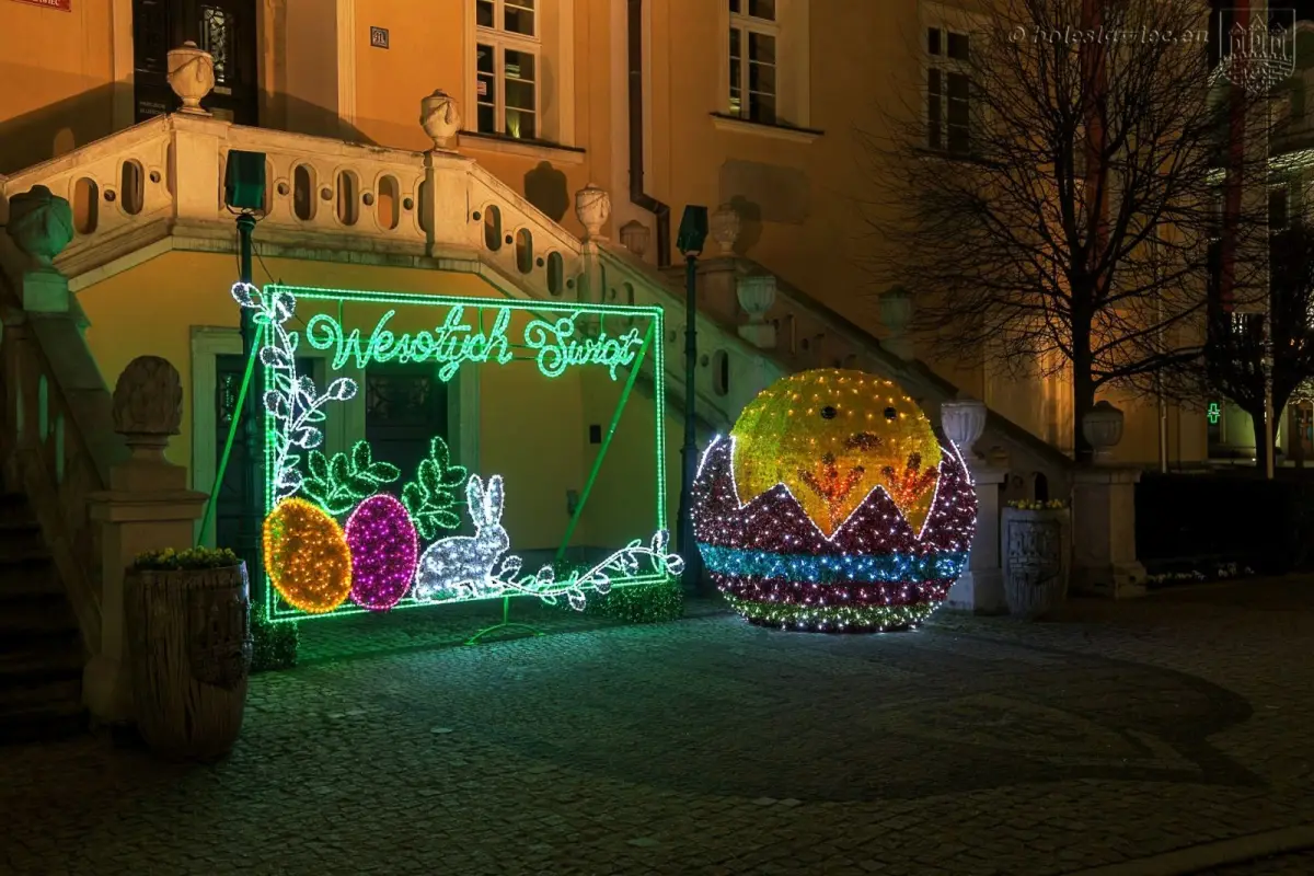 Wielkanocne ozdoby nocą