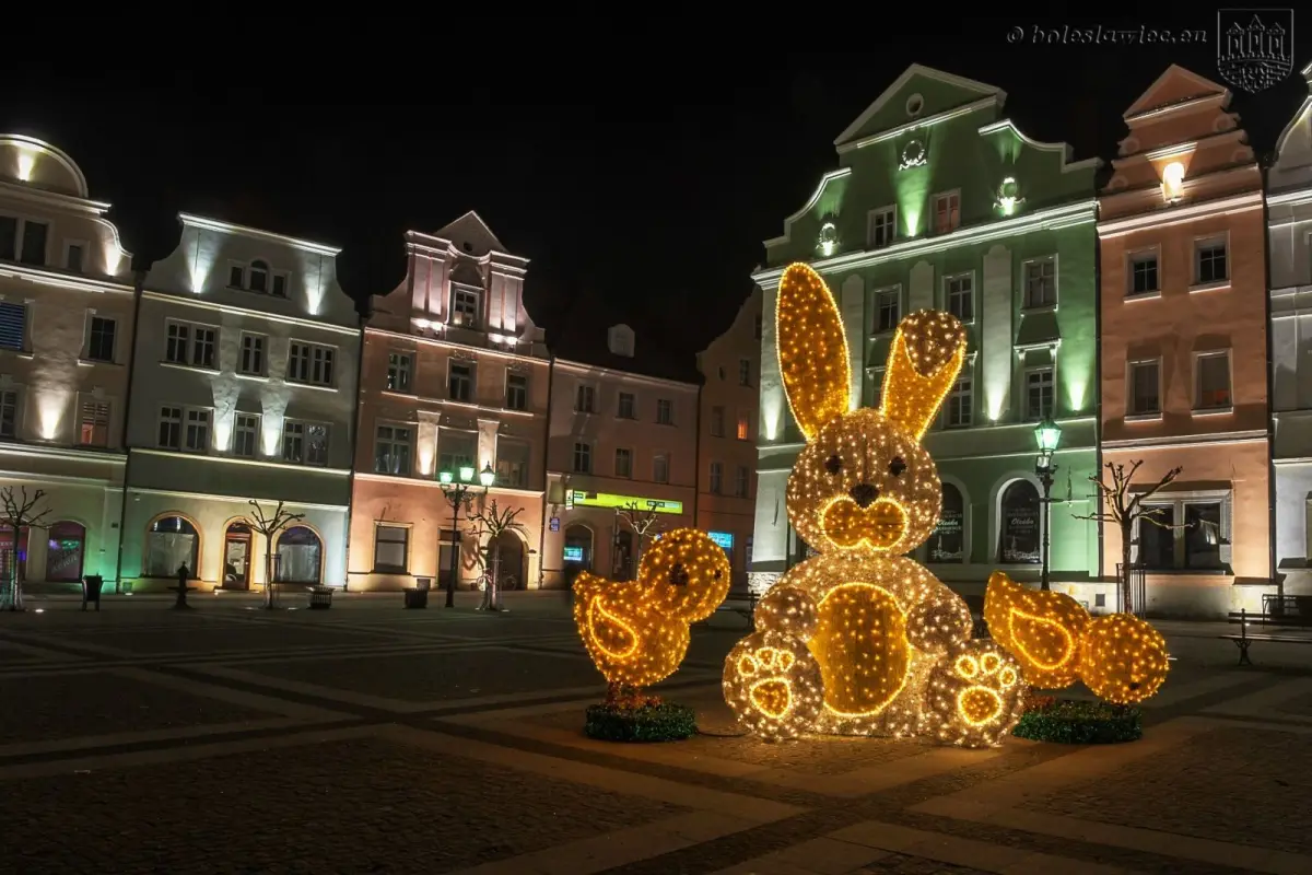 Wielkanocne ozdoby nocą