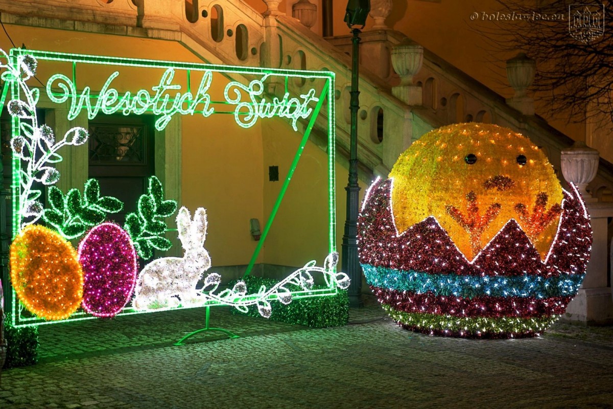 Wielkanocne ozdoby nocą