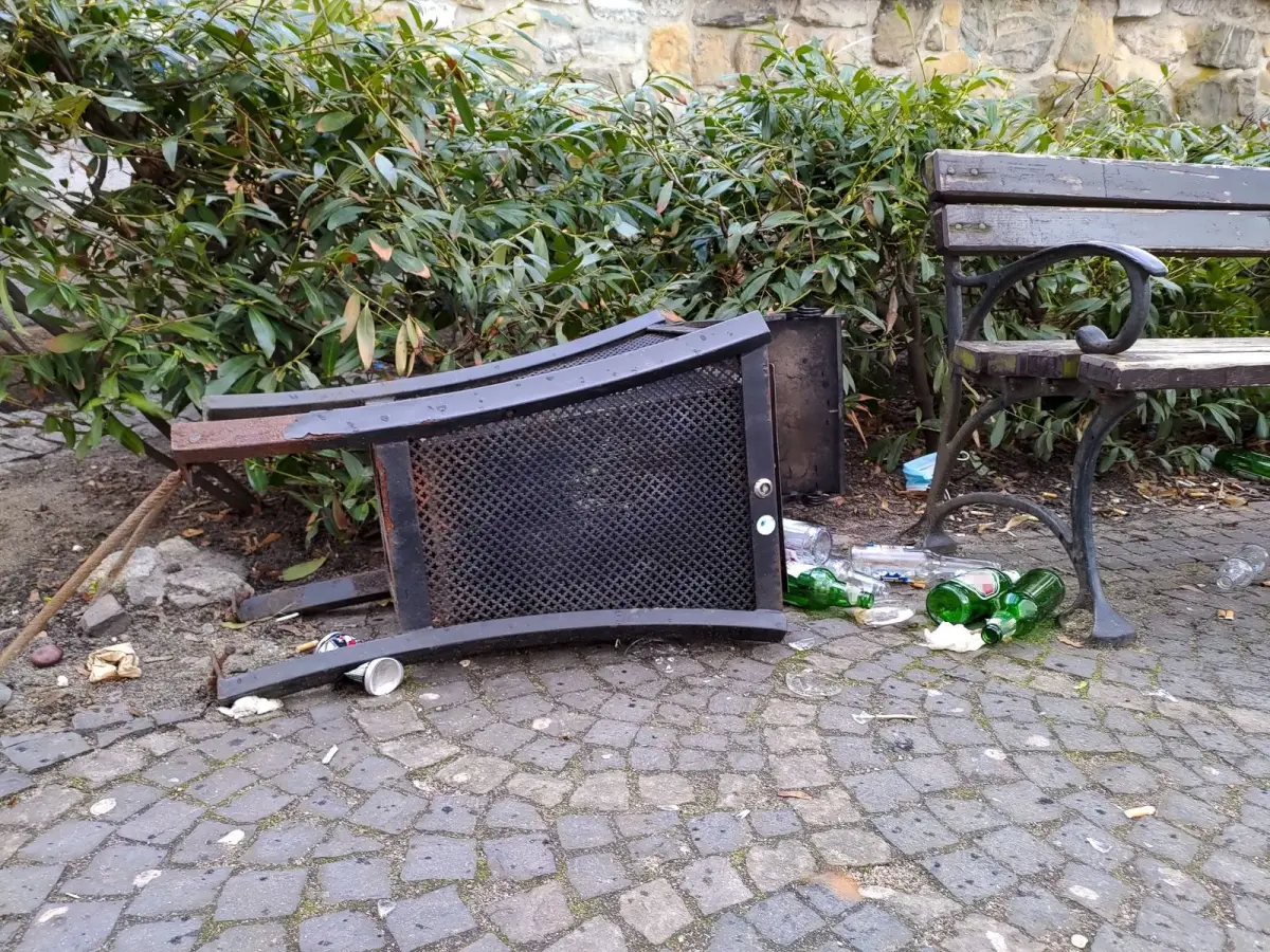 Śmieci pozostawione przez młodzież przy ul. partyzantów
