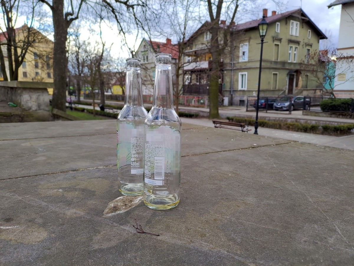 Śmieci pozostawione przez młodzież przy ul. partyzantów