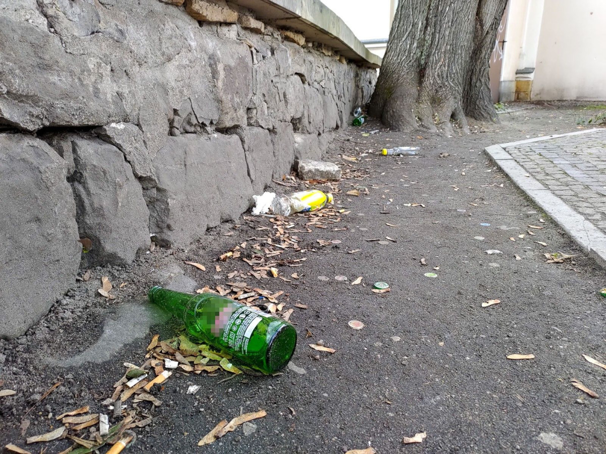 Śmieci pozostawione przez młodzież przy ul. partyzantów