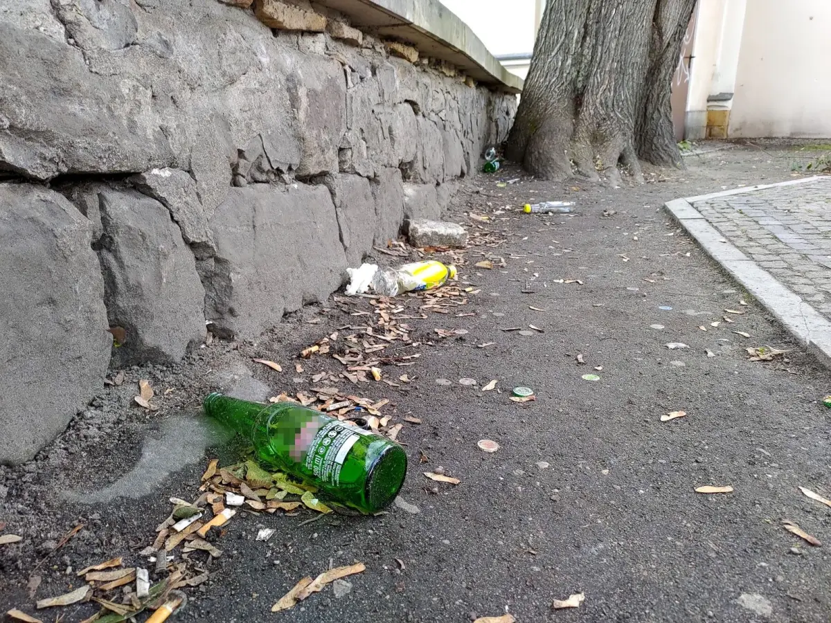 Śmieci pozostawione przez młodzież przy ul. partyzantów