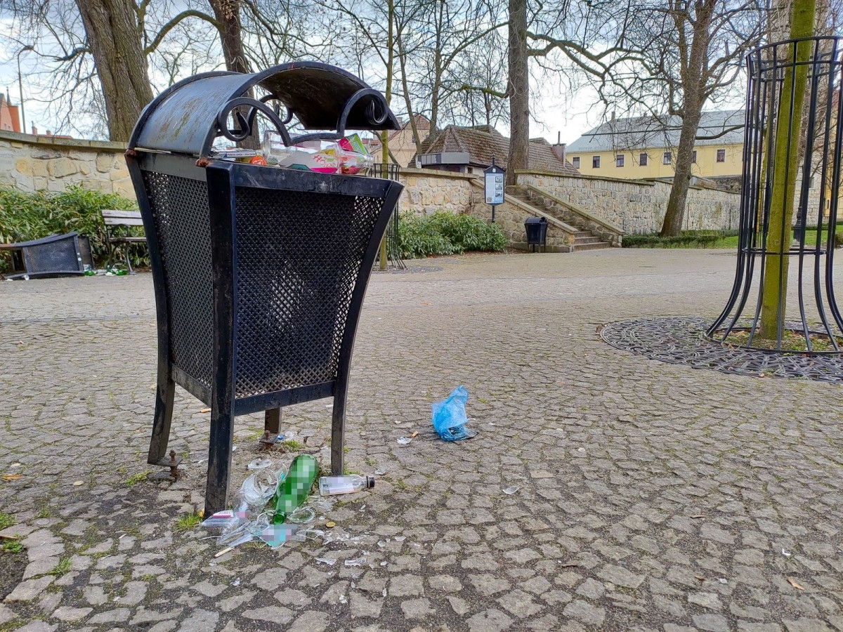 Śmieci pozostawione przez młodzież przy ul. partyzantów