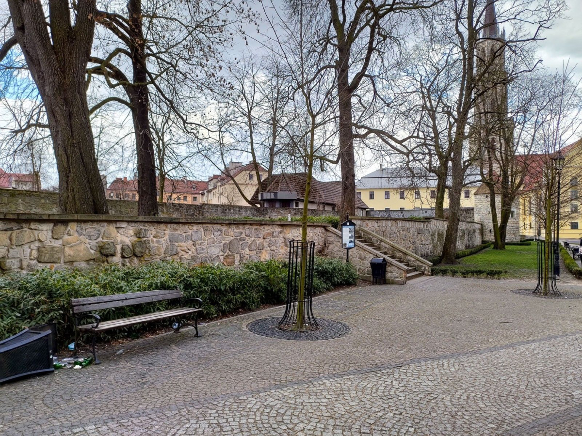 Śmieci pozostawione przez młodzież przy ul. partyzantów