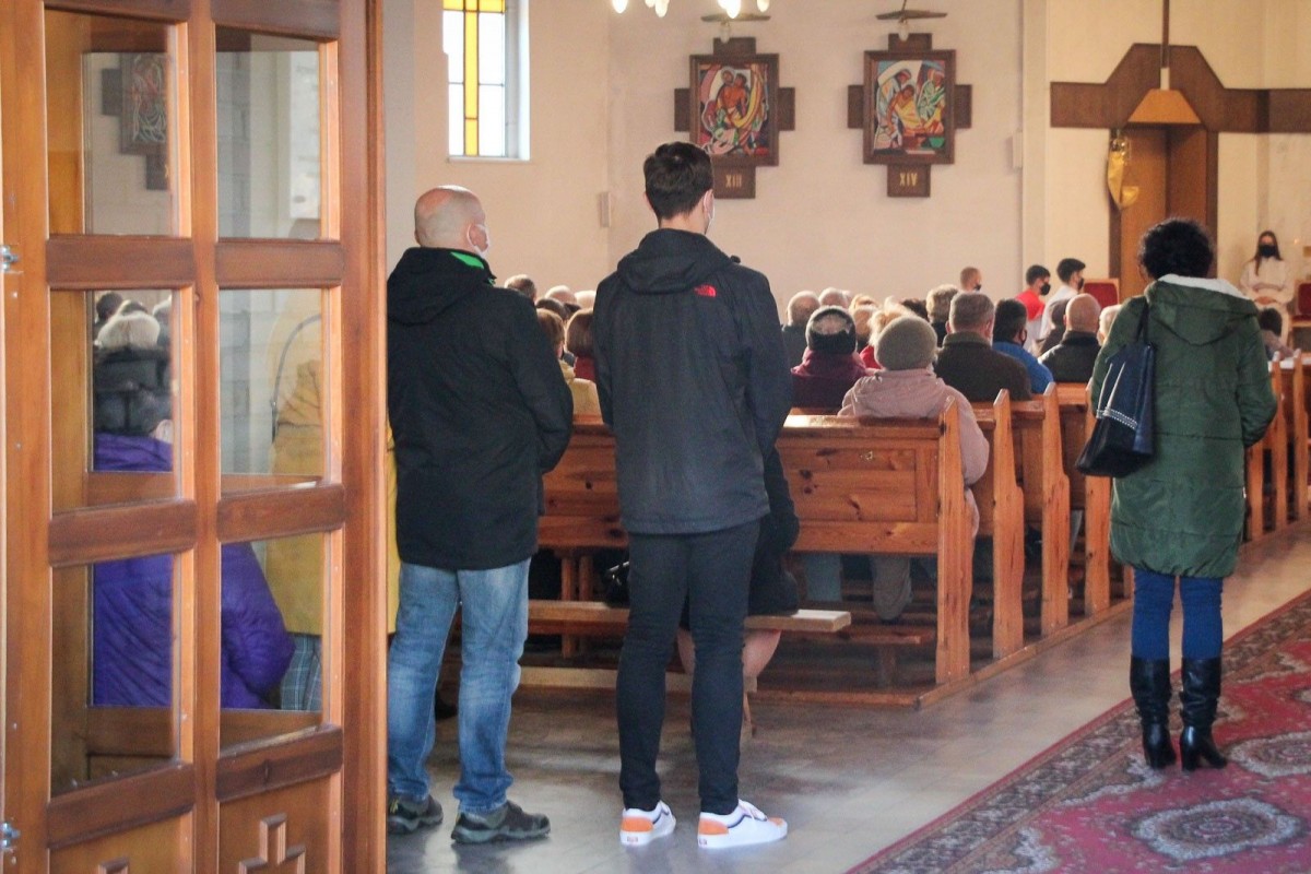 Ludzie w kościele przy ul. Jana Pawła II w Wielki Piątek