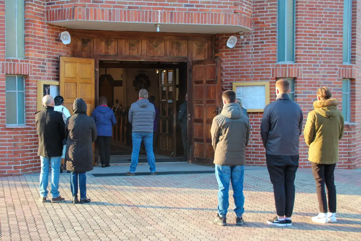 Ludzie w kościele przy ul. Jana Pawła II w Wielki Piątek