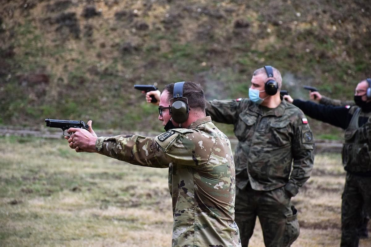 Zawody strzeleckie na strzelnicy 23 Śląskiego Pułku Artylerii w Bolesławcu