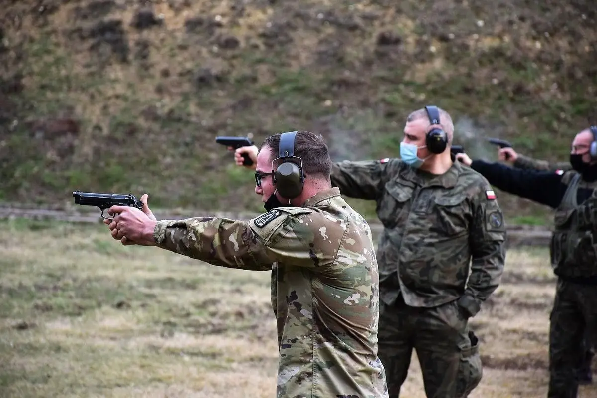 Zawody strzeleckie na strzelnicy 23 Śląskiego Pułku Artylerii w Bolesławcu