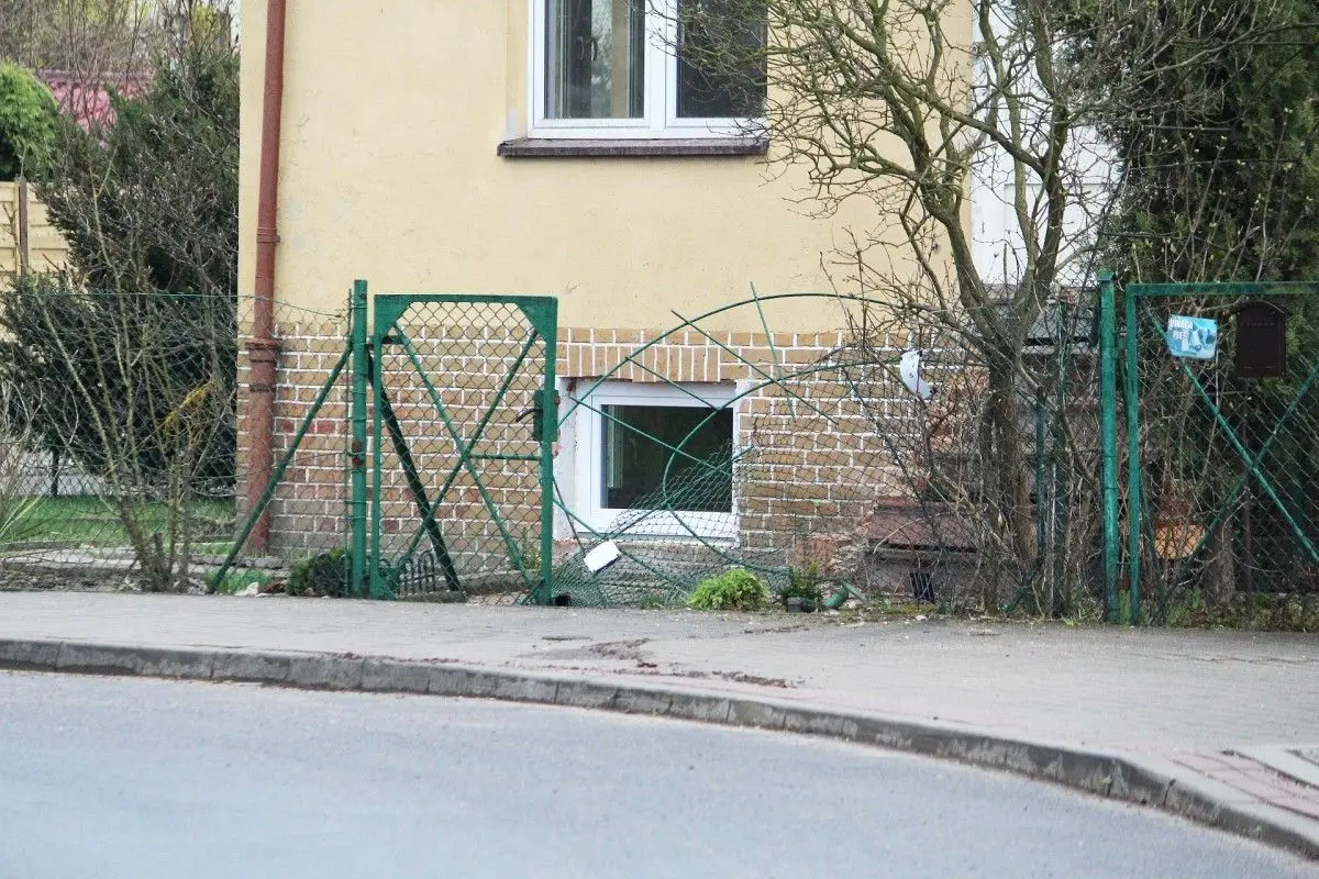 Uszkodzone ogrodzenie przy ulicy Góralskiej