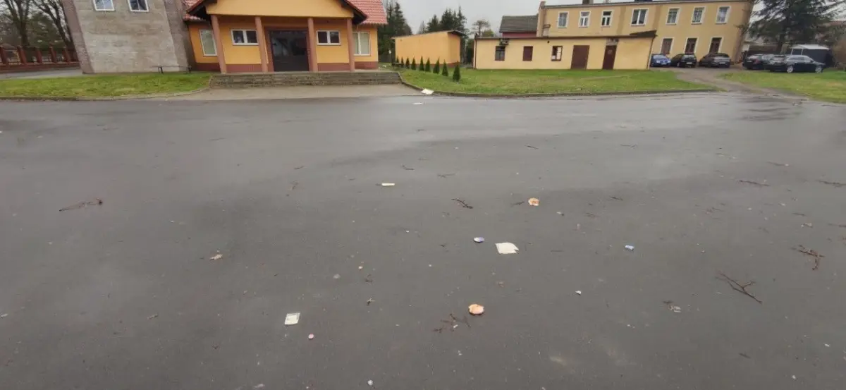 Śmieci między cmentarzem a świetlicą w Zebrzydowej