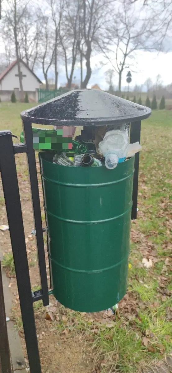 Śmieci między cmentarzem a świetlicą w Zebrzydowej
