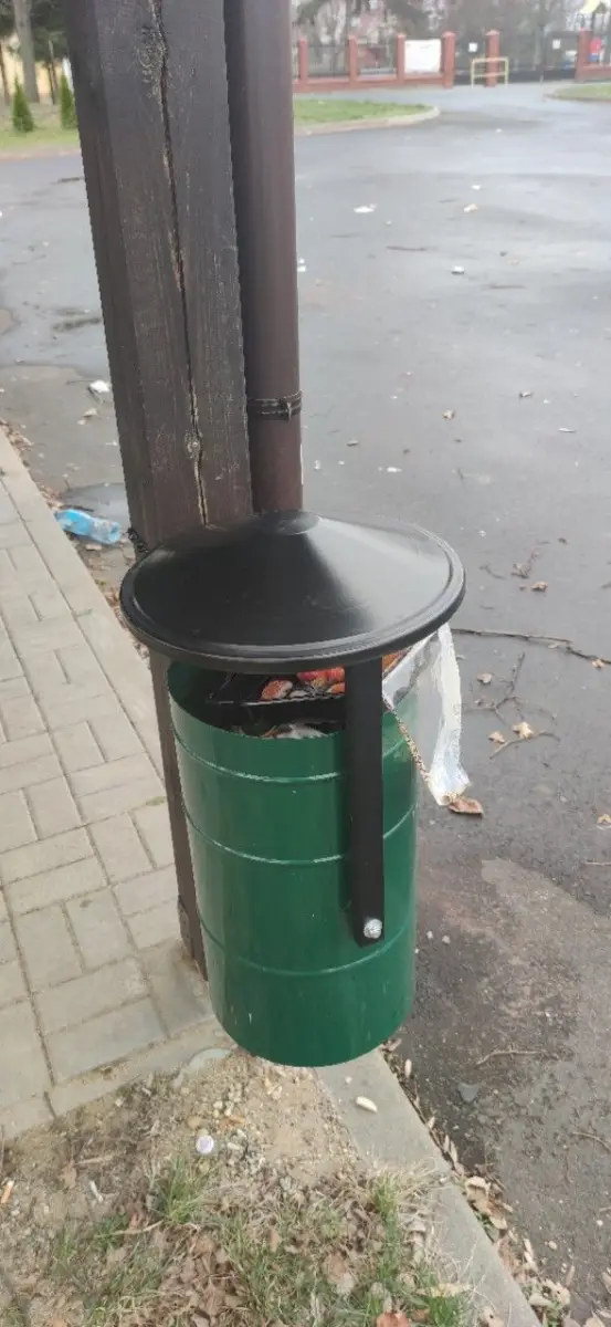 Śmieci między cmentarzem a świetlicą w Zebrzydowej