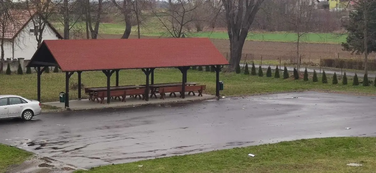 Śmieci między cmentarzem a świetlicą w Zebrzydowej