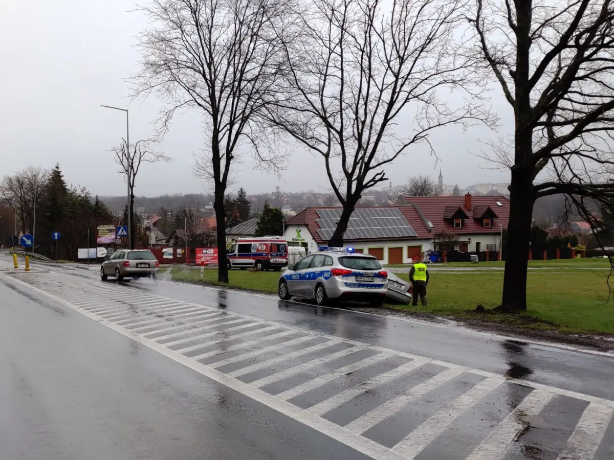 Auto uderzyło w drzewo