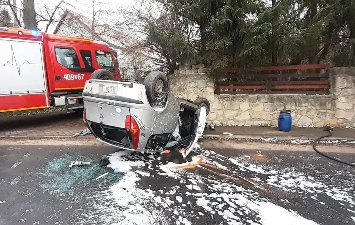 Fiat uderzył w mur i dachował w Starych Jaroszowicach, 27-latek ranny