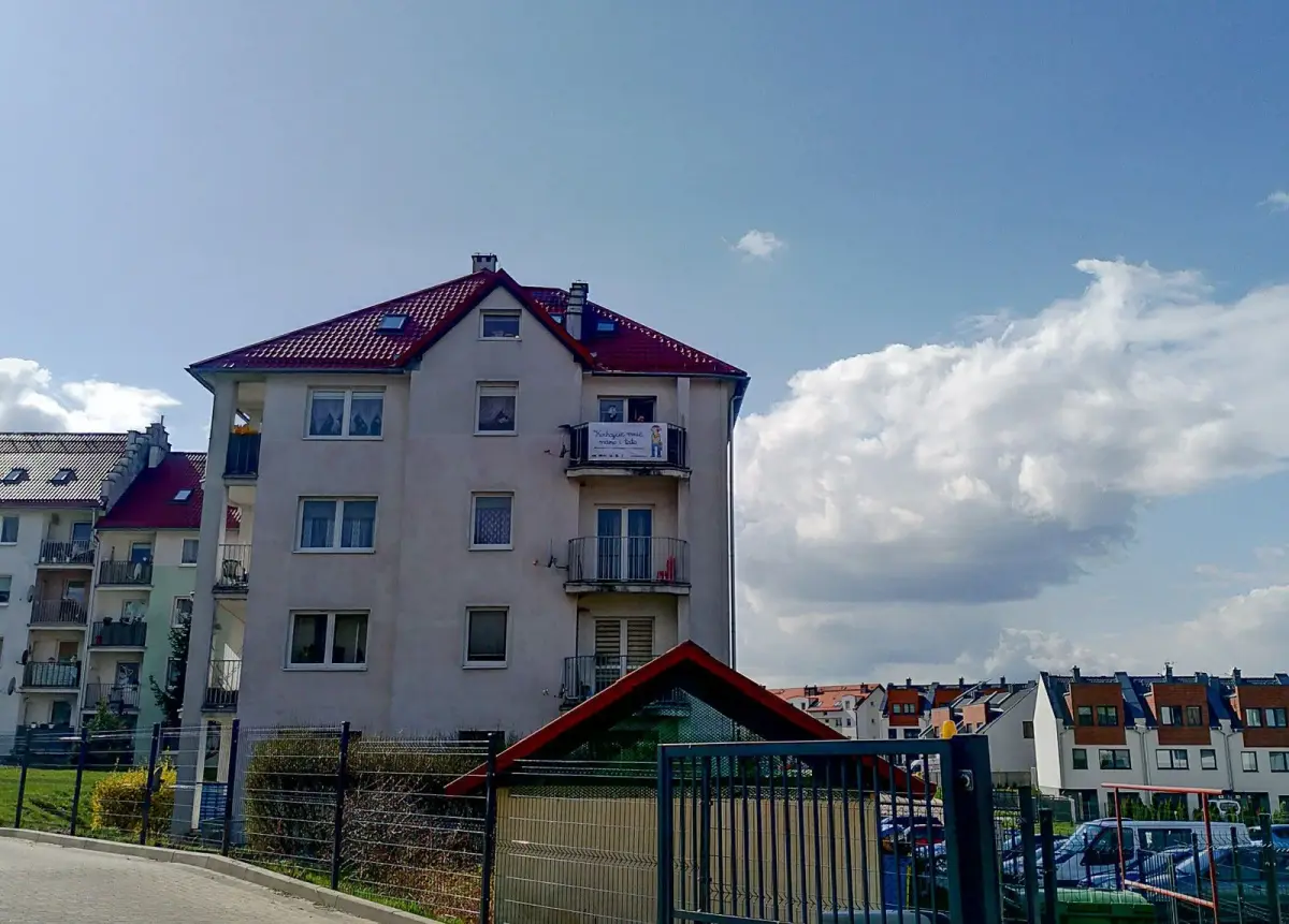 Baner na balkonie przy ul. Lubańskiej