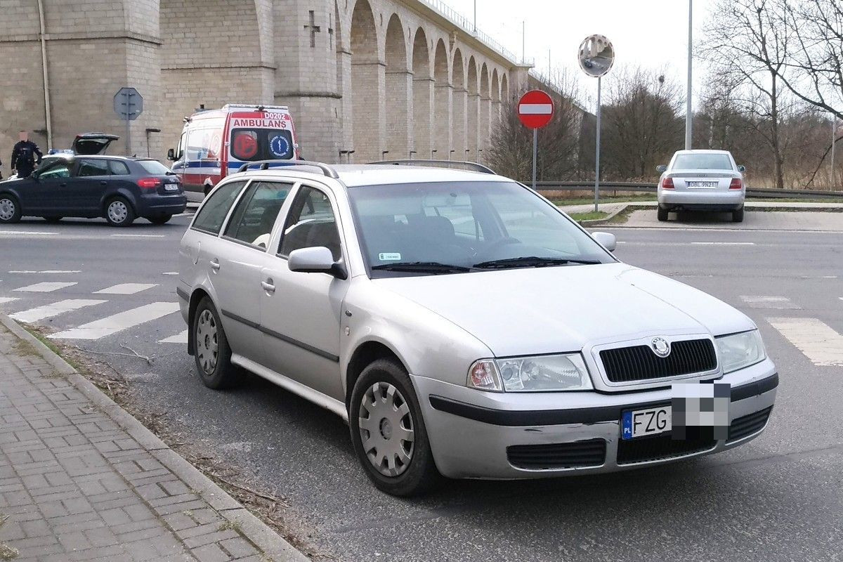 Zderzenie motocykla z autem przy wiadukcie