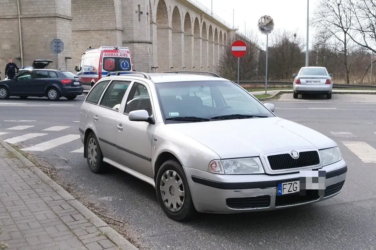 Zderzenie motocykla z autem przy wiadukcie