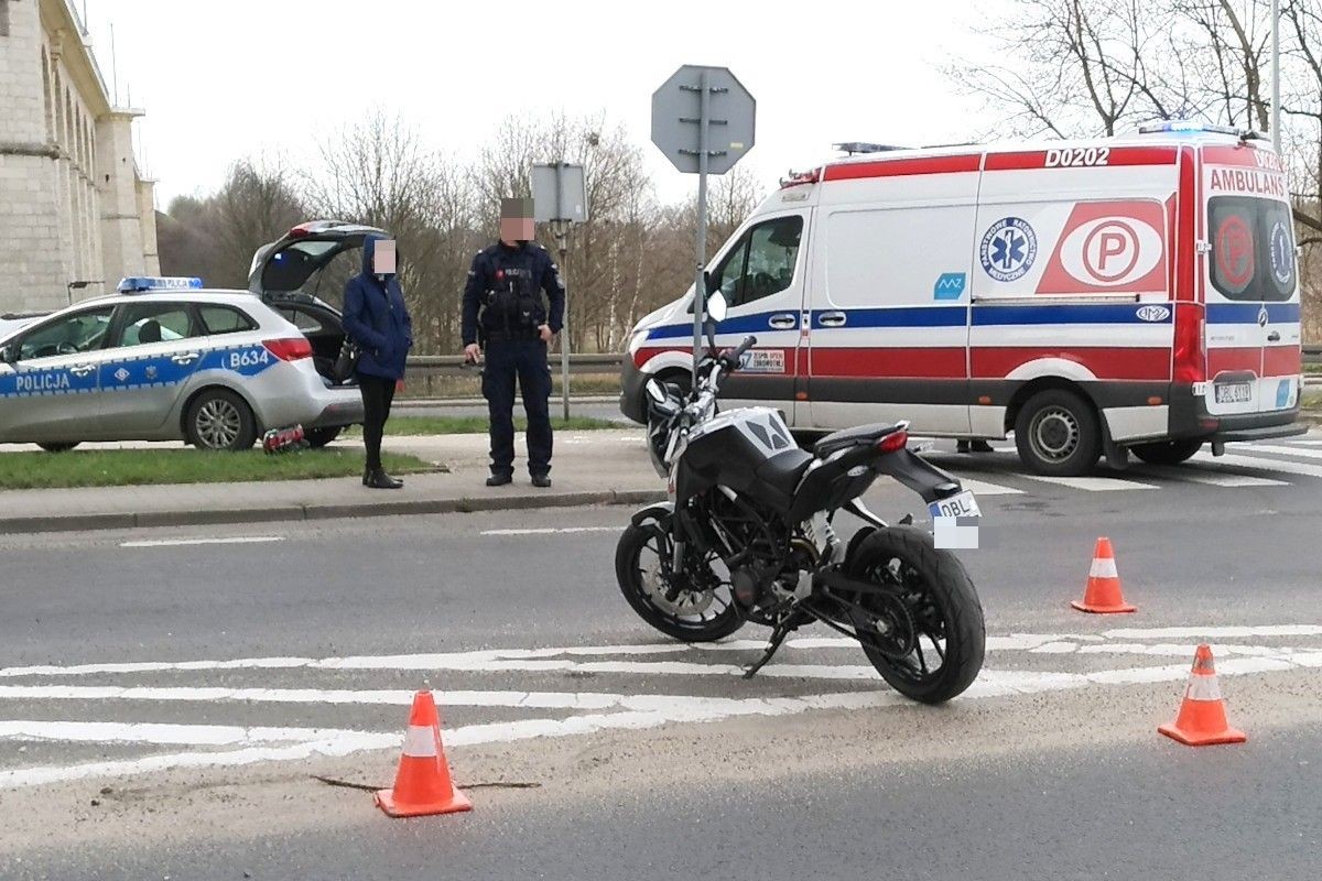 Zderzenie motocykla z autem przy wiadukcie