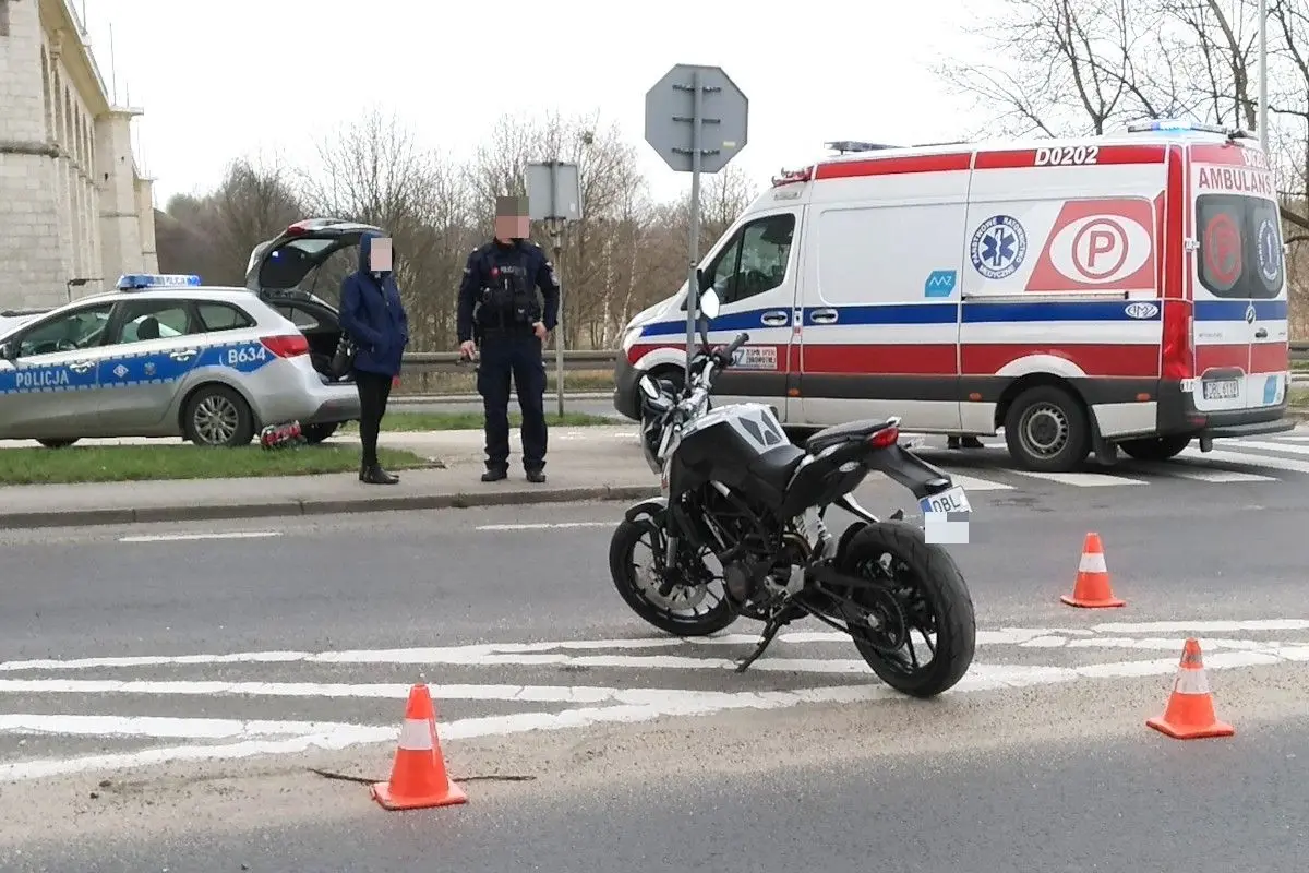 Zderzenie motocykla z autem przy wiadukcie