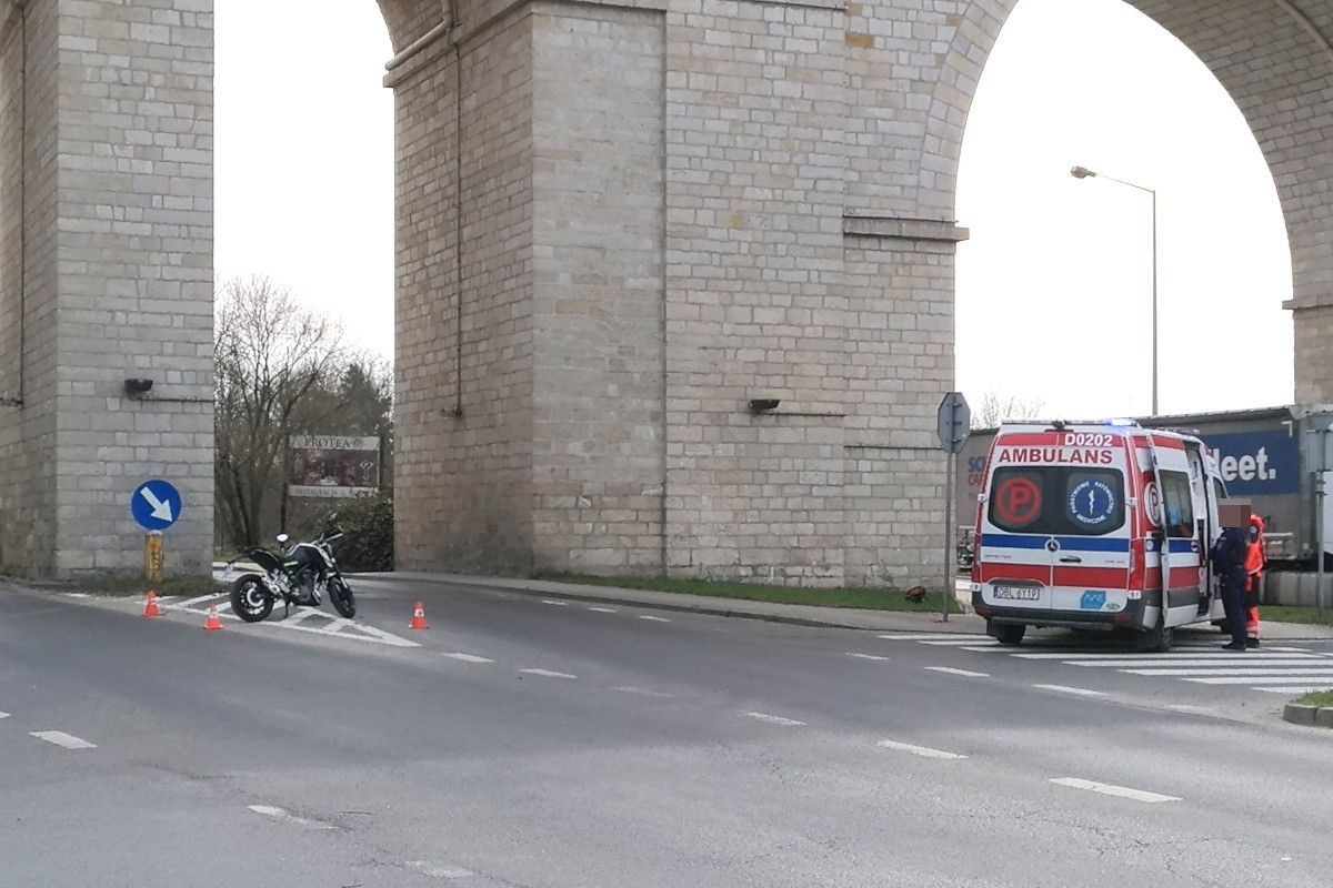 Zderzenie motocykla z autem przy wiadukcie