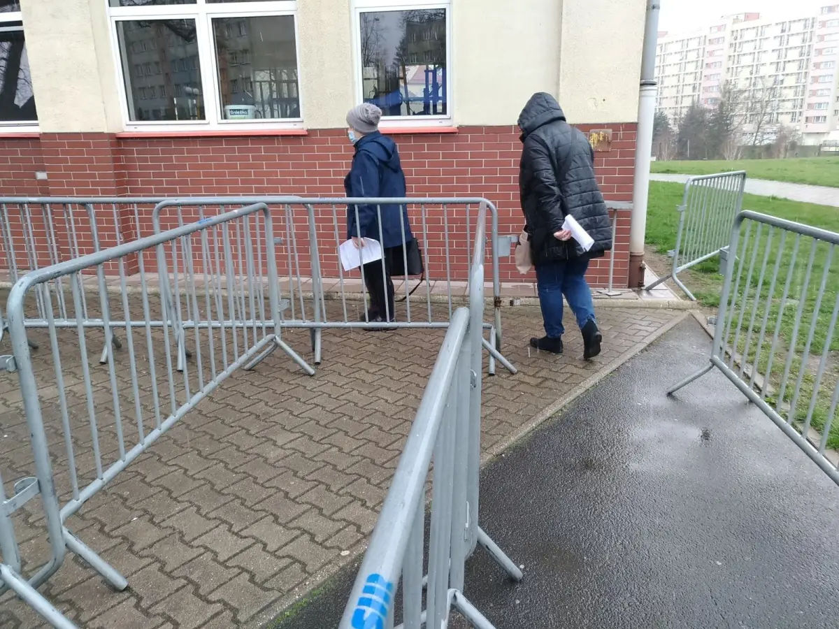 W hali przy I LO w Bolesławcu ruszyły masowe szczepienia