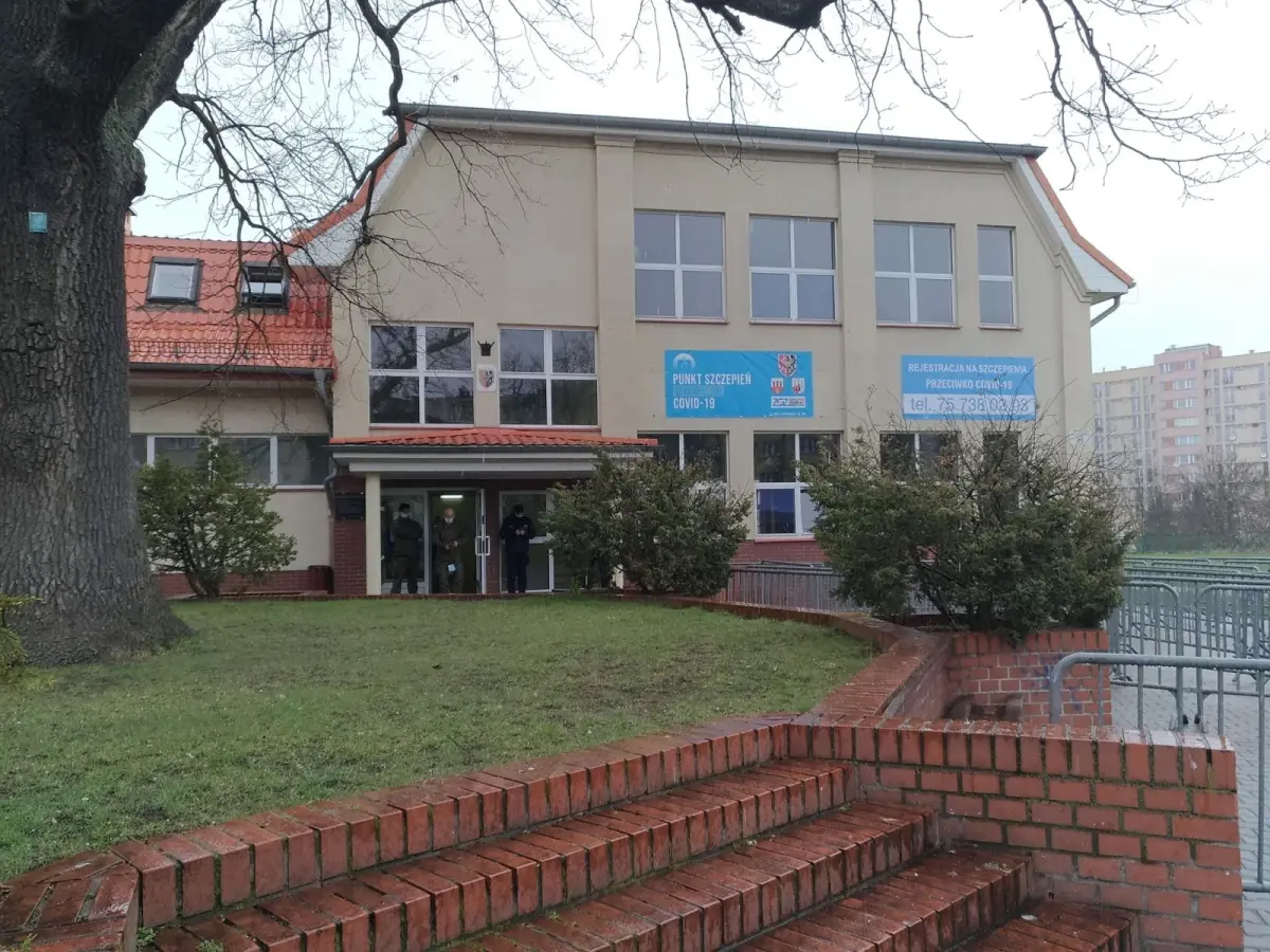 W hali przy I LO w Bolesławcu ruszyły masowe szczepienia