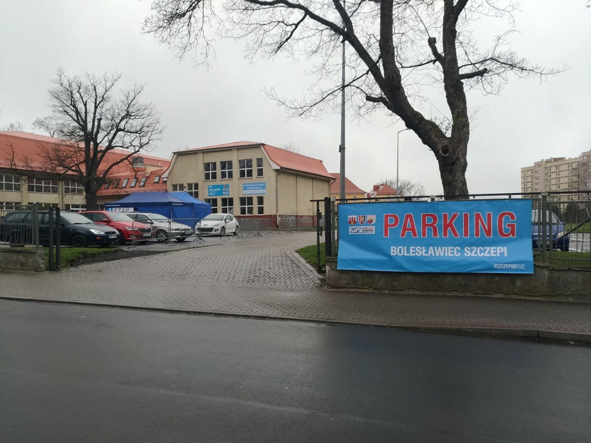 W hali przy I LO w Bolesławcu ruszyły masowe szczepienia
