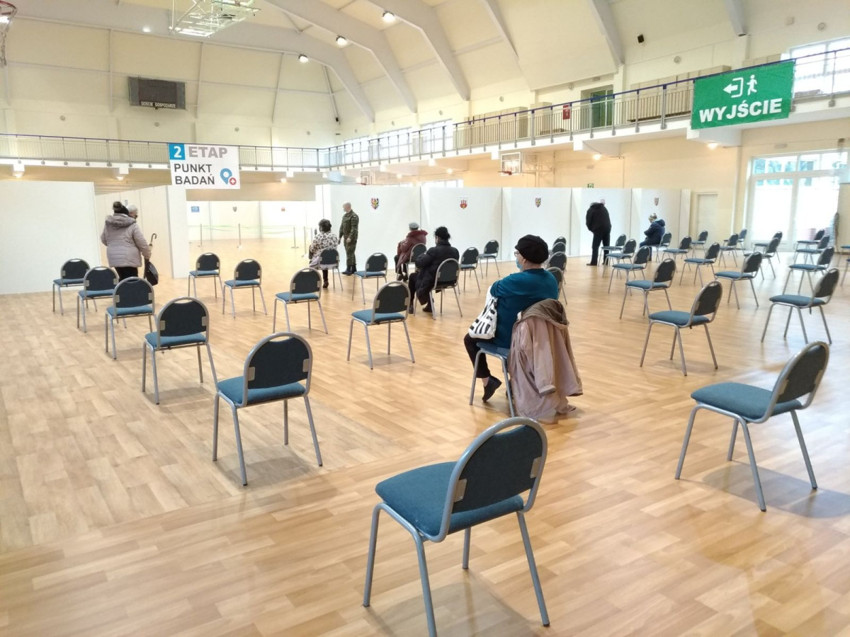 W hali przy I LO w Bolesławcu ruszyły masowe szczepienia