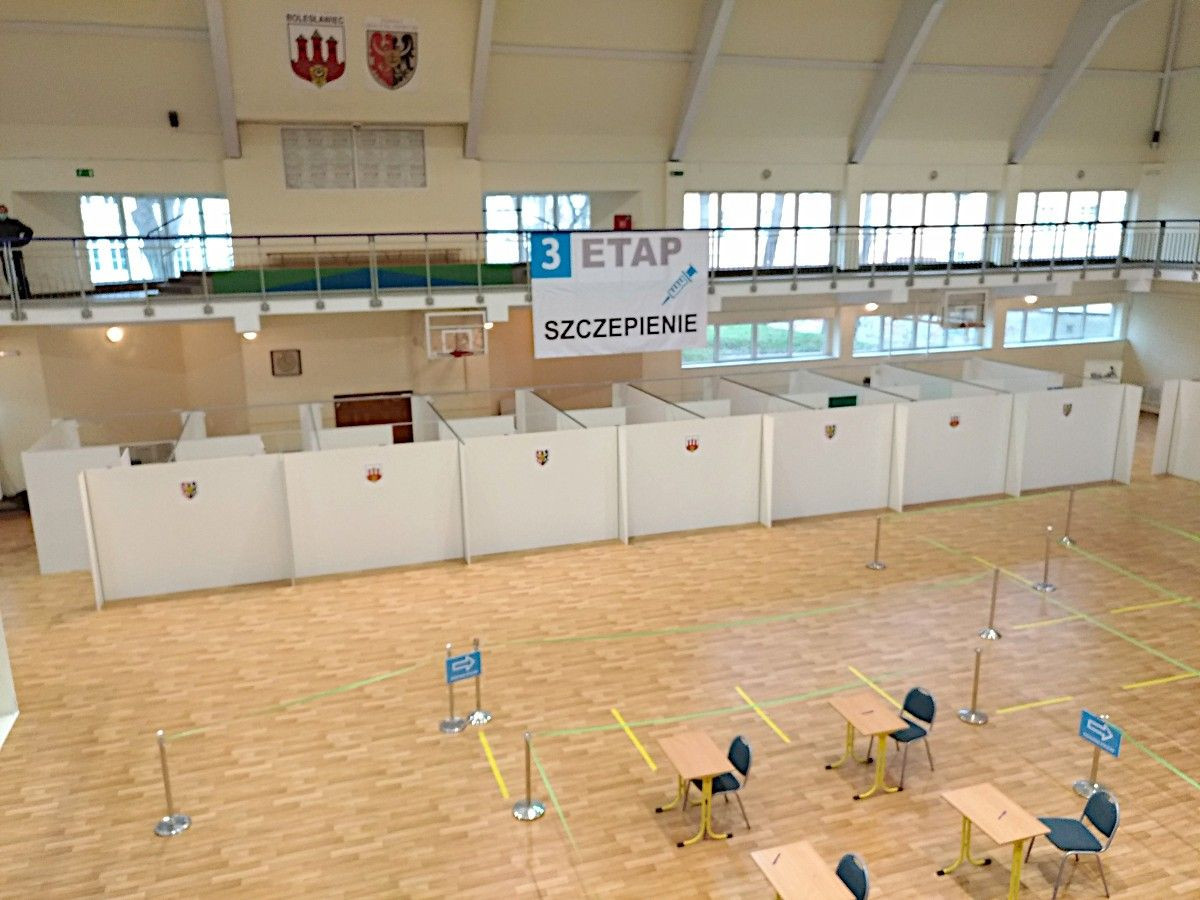 W hali przy I LO w Bolesławcu ruszyły masowe szczepienia