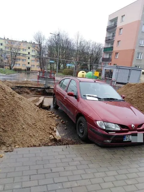 Okopane Renault przy Starzyńskiego