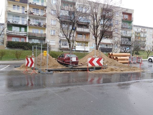 Okopane Renault przy Starzyńskiego