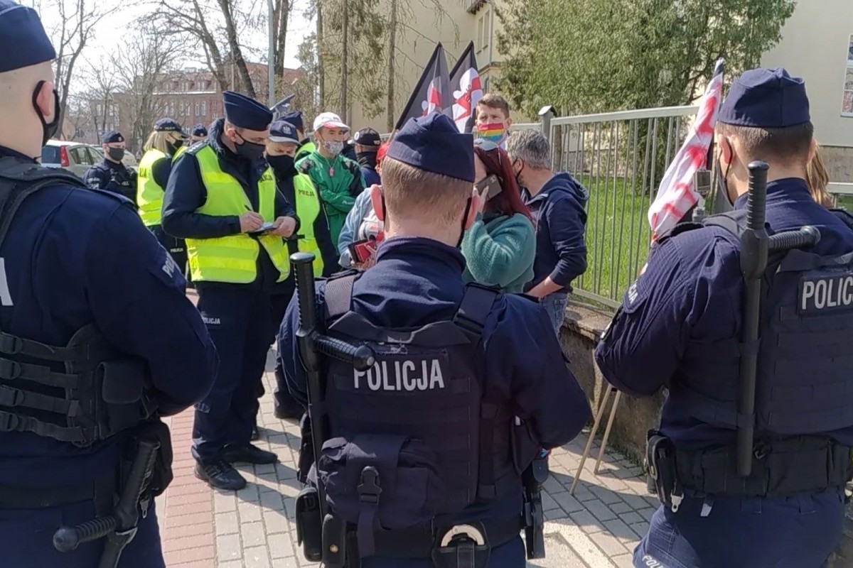 Policjanci legitymujący obywateli protestujących podczas wizyty premiera Morawieckiego w Bolesławcu