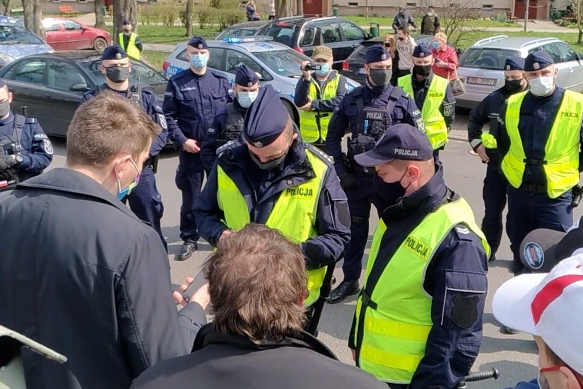 Policjanci legitymujący obywateli protestujących podczas wizyty premiera Morawieckiego w Bolesławcu