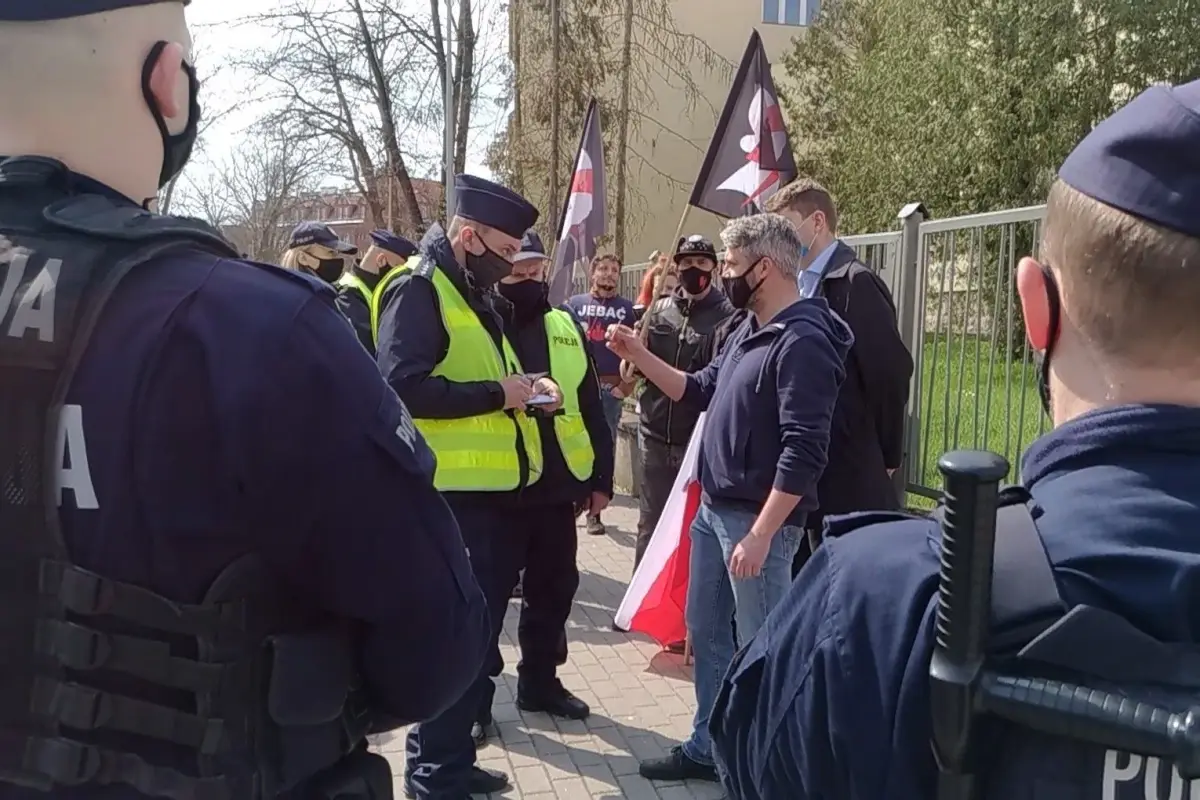 Policjanci legitymujący obywateli protestujących podczas wizyty premiera Morawieckiego w Bolesławcu