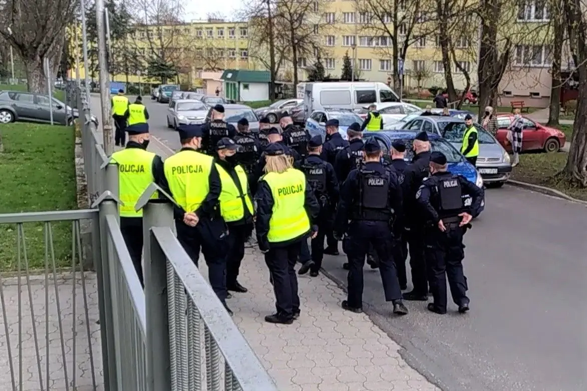 Policjanci legitymujący obywateli protestujących podczas wizyty premiera Morawieckiego w Bolesławcu