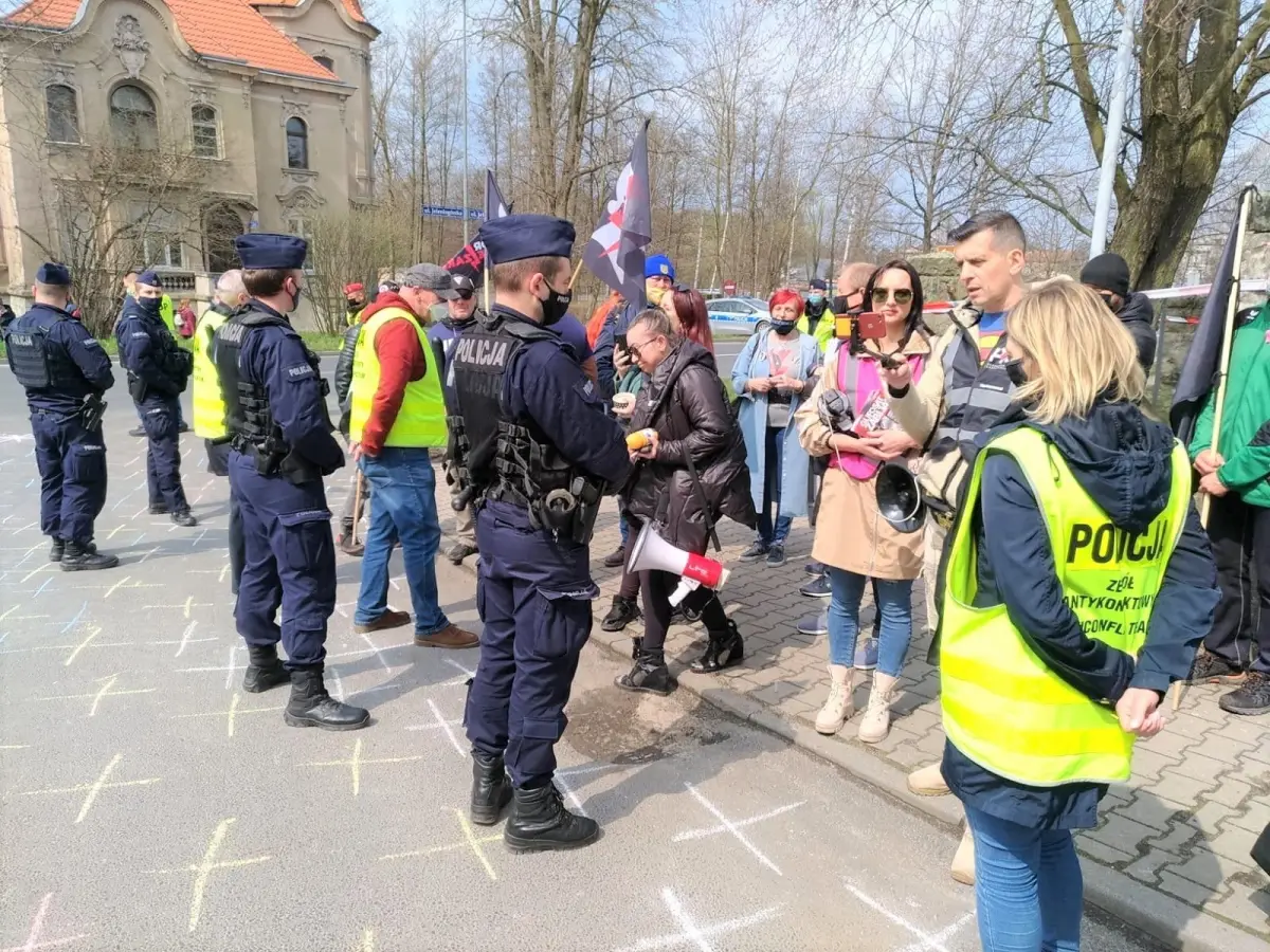 Protestujący podczas wizyty premiera Morawieckiego w Bolesławcu