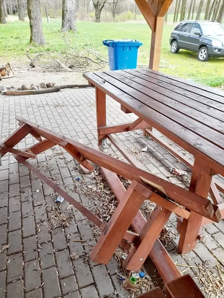 Zdemolowana ławka w parku w Gościszowie