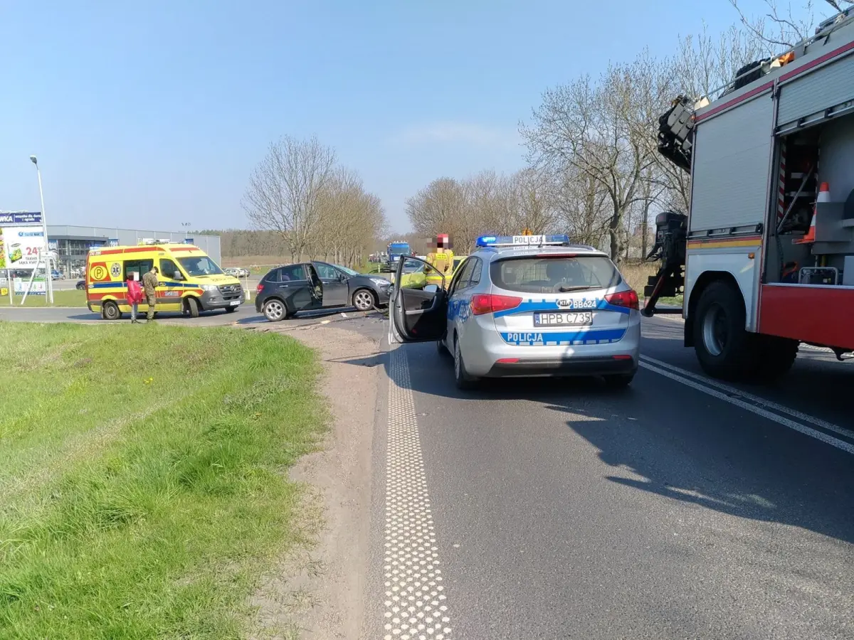 Zderzenie opla z citroenem koło Mrówki