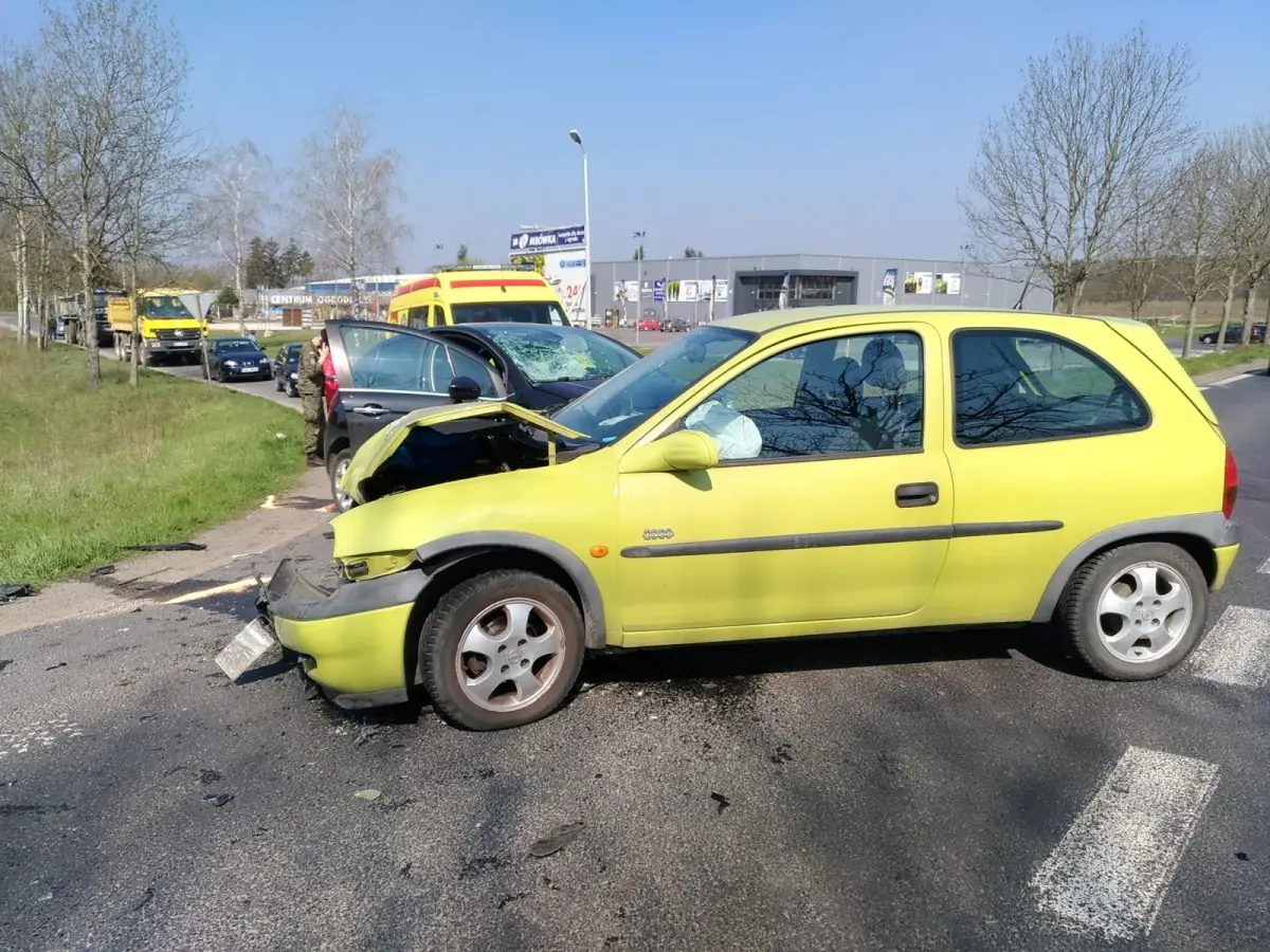 Collision between an Opel and a Citroën near Mrówka