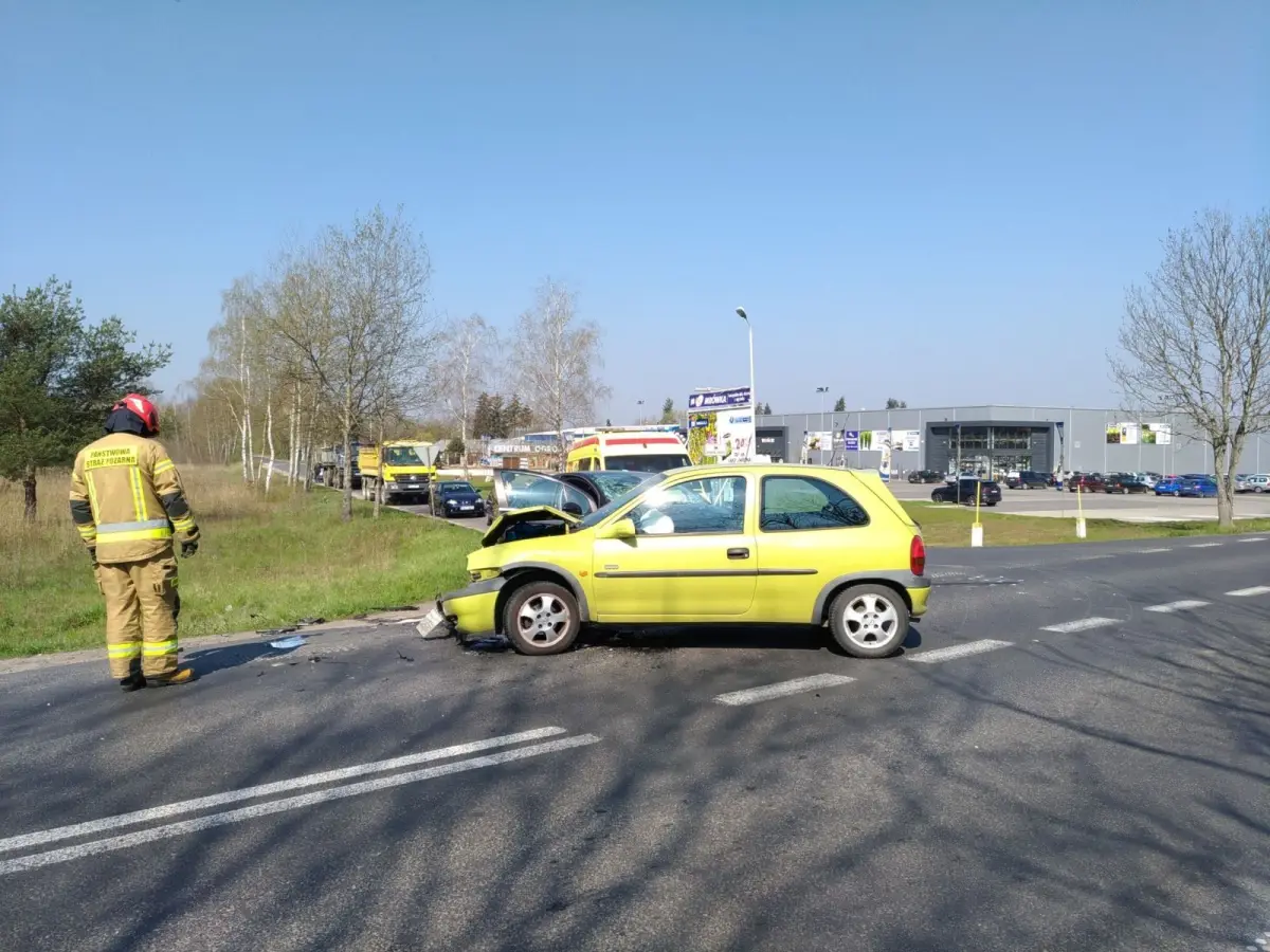 Zderzenie opla z citroenem koło Mrówki