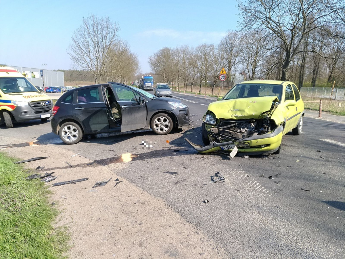 Zderzenie opla z citroenem koło Mrówki