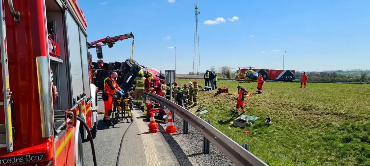 Strażacy z SGRT Bolesławiec w akcji ratowniczej na A4 w powiecie legnickim