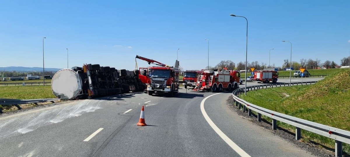 Strażacy z SGRT Bolesławiec w akcji ratowniczej na A4 w powiecie legnickim