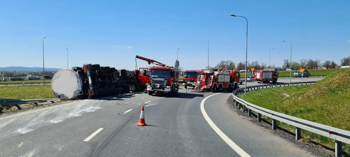 Strażacy z SGRT Bolesławiec w akcji ratowniczej na A4 w powiecie legnickim
