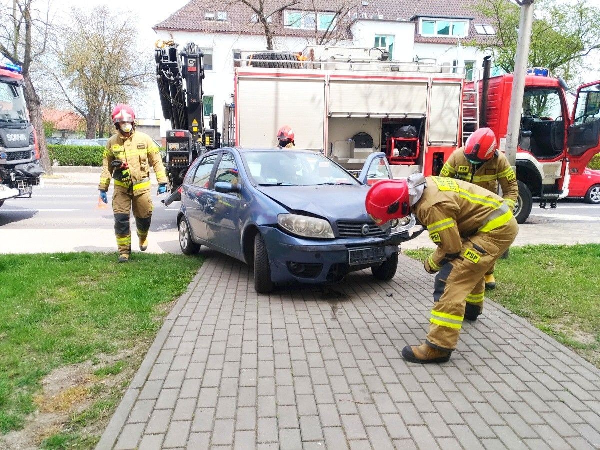 Zderzenie dwóch aut przy Chrobrego