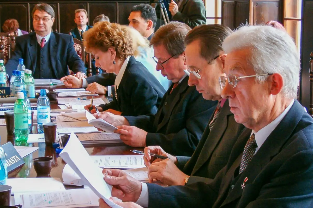 Sesja Rady Miasta. Pierwszy od prawej Stanisław Andrusieczko (2004 rok)