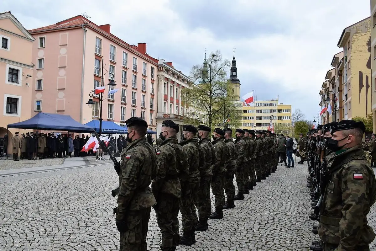 Uroczystości majowe z udziałem bolesławieckich artylerzystów