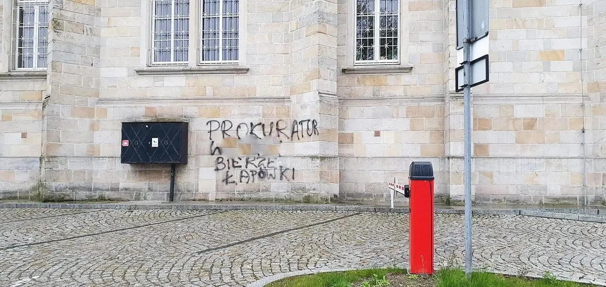 Napis na sądzie